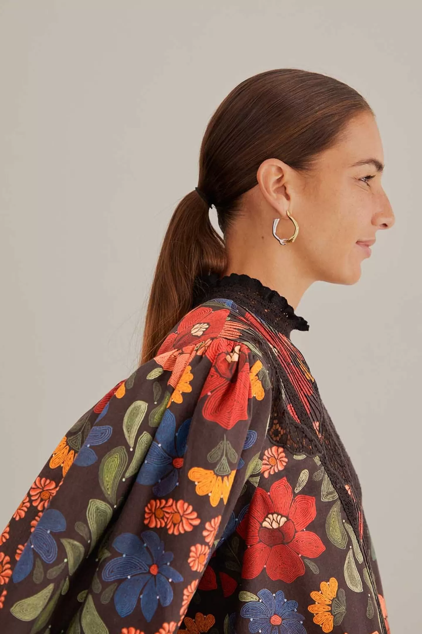 FARM Rio  BLACK STITCHED FLOWERS SHORT SLEEVE BLOUSE