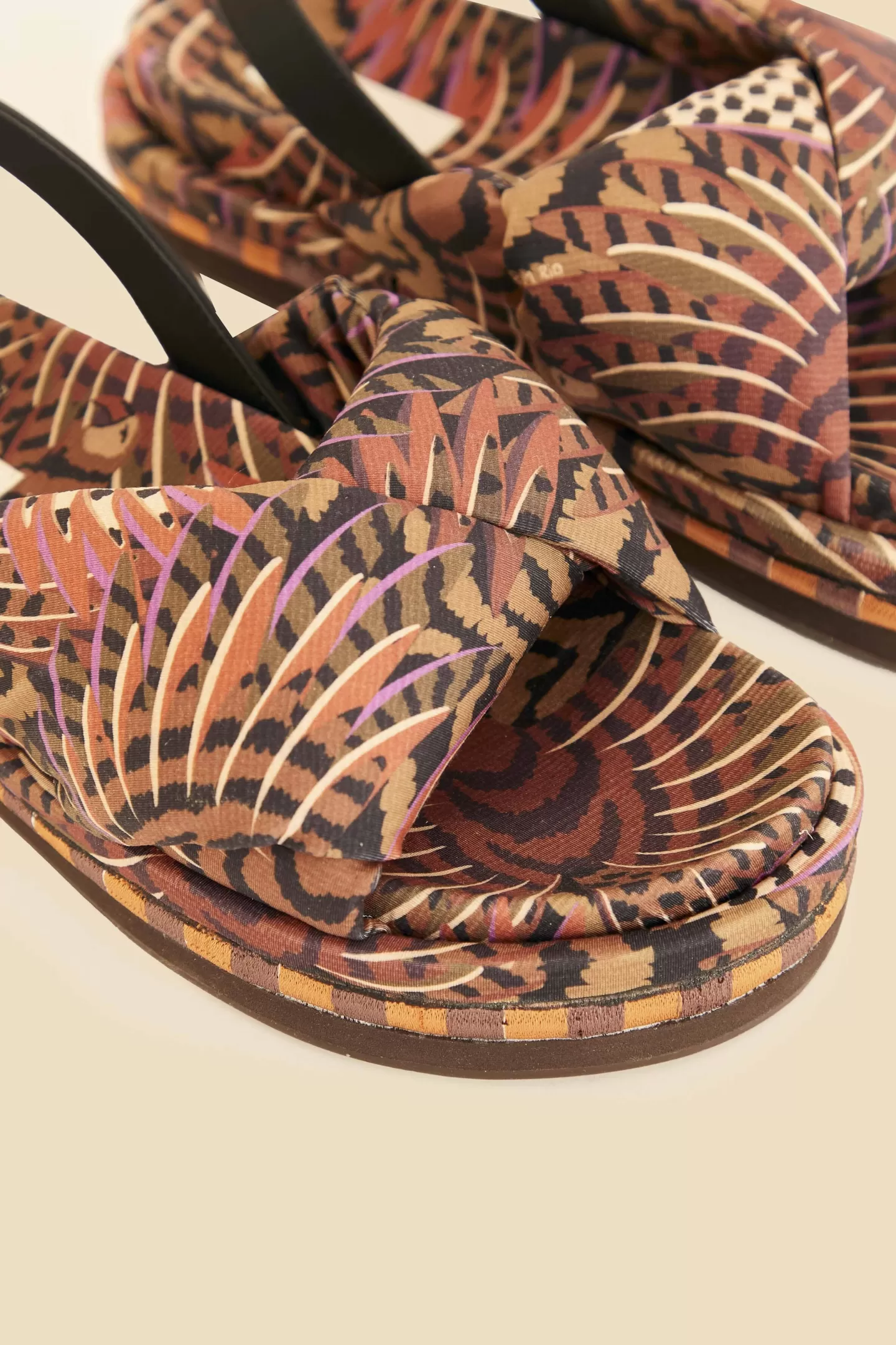 FARM Rio  CARAMEL MACAWMOUFLAGE PUFFY FLAT SANDAL