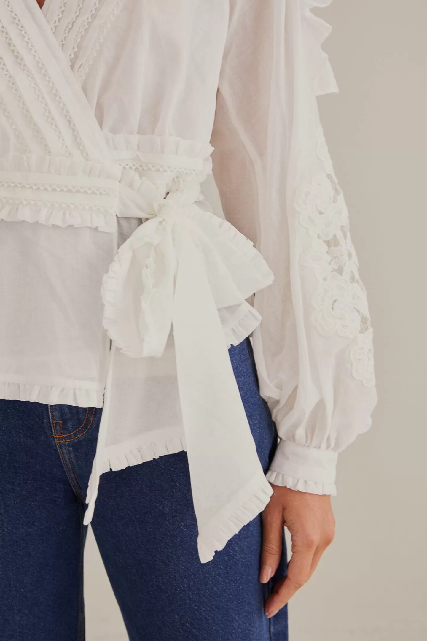 FARM Rio  OFF-WHITE V NECK BLOUSE